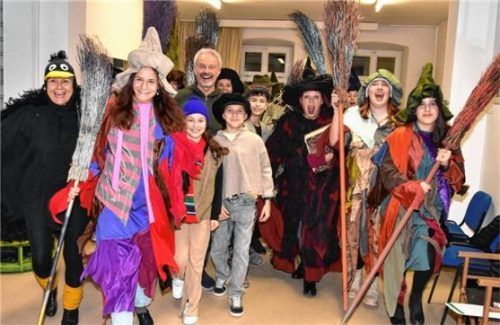Die großen und kleinen Akteure vom Theater Rosenheim bei der Kostümprobe.Foto Schlecker