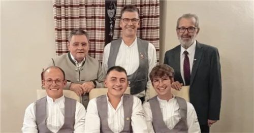 Die Innungssieger der Gesellenprüfung, Benno Kröll (sitzend von links), Ferdinand Godl und Fabian Holzner, wurden (von links) von Landrat Erwin Schneider, Altötting , Obermeister Peter Heiß und Landrat-Stellvertreter RichardFischer aus Mühldorf geehrt.Foto maier