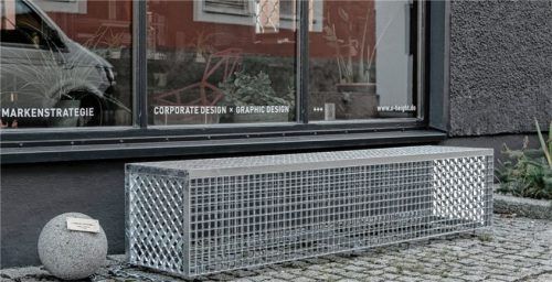 Die Installation „Social Sitting“ in Rosenheim wurde von Insassen der JVA Bernau gefertigt. Foto Greiser