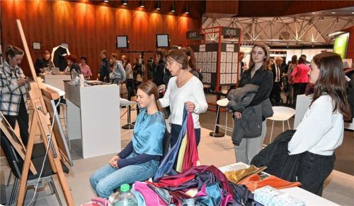 Die Jobmesse punktete mit einem großen Rahmenprogramm. Unter anderem konnten Besucher professionelle Bewerbungsfotos von sich machen lassen – mit vorheriger Make-up- und Stilberatung. Fotos Schlecker
