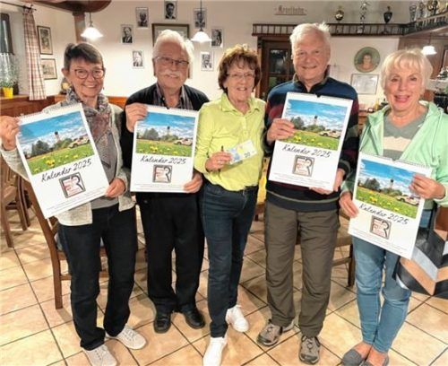 Die Käufer der ersten vier Exemplare: (von links) Irene Ullrich, Johannes Schämann sowie Helmut Liedl (Zweiter von rechts) und Rita Dufter (rechts) mit Gertraud Geigerseder (Mitte). Foto neuwirth