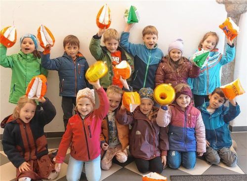 Die Kinder des Kindergartens Höhenrain auf dem Weg zum Schwimmkurs. Foto Re