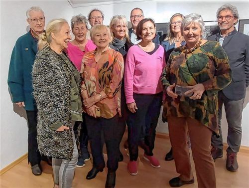Die Künstlergilde Freilassing: (vorne, von links) Jeanette Nausner, Helga Bunk, Constanze Gugg und Gisela Brechenmacher sowie (hinten, von links) Burgi Maurach, Tina Strobel, Herbert Hafner, Martina Riedner, Paul Seifert, die Laudatorin Ulrike Gierlinger und der Kulturreferent der Stadt Freilassing, Wolfgang Hartmann.Foto riedl