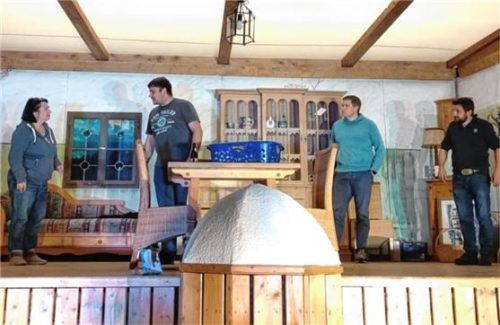 Die Laienspielgruppe des Vagener Trachtenvereins mit: (von links) Andrea Schröder, Georg Zistl, Benedikt Meixner und Matthias Heigl, die das Stück „Da Himme wart ned“ auf die Theaterbühne bringt. Foto re