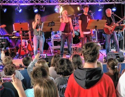 Die Lehrer der Bruckmühler Realschule rocken für einen guten Zweck die Bühne. Foto archiv baumann