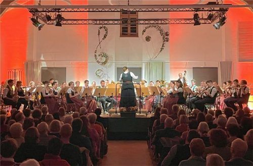 Die Musiker der Blaskapelle Bruckmühl sorgten für einen bunten und facettenreichen Konzertabend. Fotos neuwirth