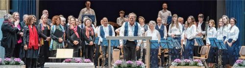 Die Musiker und Sänger präsentierten in der Heinrich-Beslmeisl-Halle ein buntes Programm bekannter Filmmelodien. Foto Sadowski