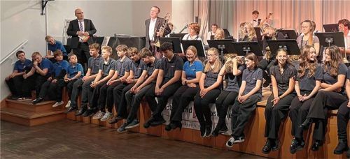 Die Nachwuchsmusikanten in Reih und Glied.Foto re