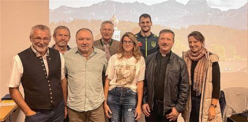 Die neue alte Vorstandschaft: (von links) Konrad Mack, Anton Höss, Paul Hilse, Bürgermeister Richard Richter als Wahlleiter, Iris Bichler, Josef Hochwind, Pfarrer Butacu als geistlicher Beirat sowie Christine Mayer.Foto re