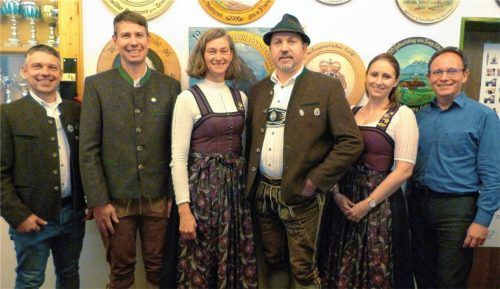Die neugewählte Vorstandschaft: (von links) Sportleiter Lorenz Baumgartner junior, Schriftführer Klaus Laxganger, Zweite Schützenmeisterin Karin Brehmer, Schützenmeister Christian Schlosser, Kassenfrau Daniela Dudek, Wahlleiter Bürgermeister Daniel Mair.Foto Rehberg