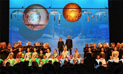 Die Regenschirme hängen noch vor Mond und Sonne, die Balletttänzerinnen gruppieren sich anmutig vor dem stolzen Menschenpaar und der Chor jubiliert: Vollendet ist das große Werk der Schöpfung. Foto janka