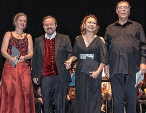Die Sänger (von links) Sieglinde Zehetbauer, Oskar Hillebrandt und Kayo Hashimoto sowie Dirigent und Moderator Georg Hermansdorfer.Foto richter