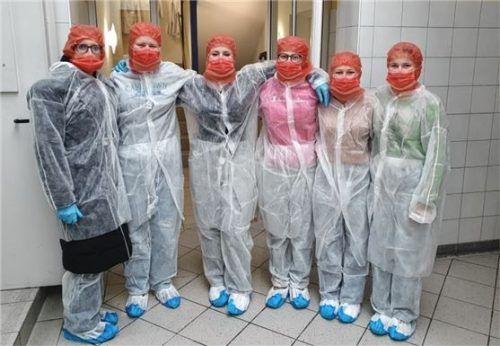 Die Schüler mit ihrer Kontaktlehrerin Ramona Held bei der Firma Höhenrainer Delikatessen. Foto re
