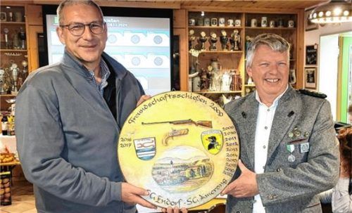 Die Schützenmeister Christian Edenhofer (rechts) und Andreas Schauberger (links) mit der Freundschaftsscheibe.Foto re