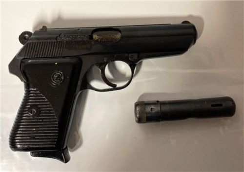 Die sichergestellte Pistole mit Schalldämpfer. Foto Polizei