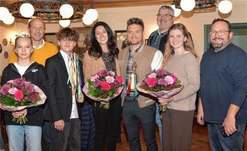 Die St. Wolfganger Prinzenpaare sind proklamiert (von links): Leni Wagner, TSV-Chef Albert Föstl, Julian Brandluber, Prinzenpaar Lisa und Josef Grundner, Bürgermeister Ullrich Gaigl, Tanztrainerin Laura Grundner und TSV-Abteilungsleiter Fasching, Anton Schwimmer. Foto Weingartner
