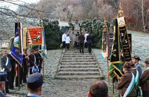 Die Unterlauser Fahnenabordnungen am Kriegerdenkmal. Foto Hofstetter