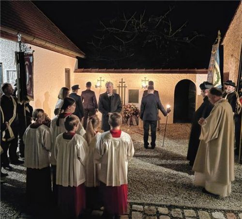 Die Vereine versammelten sich mit ihren Fahnenabordnungen am Kriegerehrenmal vor der Kirche St. Margareta in Ellmosen. Fotos re