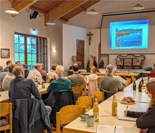 Die Versammlung vor der Theaterkulisse im Gemeindehaus Greimharting.Foto re
