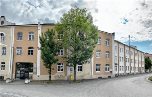 Die Verwaltungsbereiche aus dem Gebäudetrakt BWB 29 werden nach den Um- und Ausbaumaßnahmen in die weißen Gebäudeteile BWB 15 und BWB 17 (rechts) umziehen. Dadurch wird das Rathaus auch räumlich mit dem Teil BWB 13 (Mitte) in Gänze zusammengeführt.