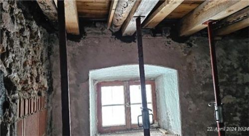 Die Wände der alten Probsteiräume in denen sich die Gaststätte befindet, entpuppten sich beim Umbau als fragil. Sie waren nur aufwendig zu stabilisieren.