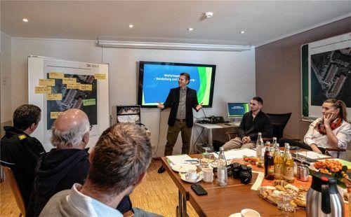 Die zehnköpfige Workshop-Runde hat etliche Vorschläge für die Klimawandel-Anpassung des AWO-Seniorenheims erarbeitet. Entsprechend zufrieden zeigte sich Daniele Willeke (Mitte stehend). Er hat mit seinem Team nun genügend Bearbeitungsfelder, die in den kommenden Monaten detailliert untersucht werden.Foto Thomae