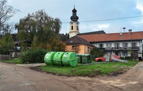Dort, wo im Bild noch die Container stehen, soll nun der Bau des Berblinger Dorfgemeinschaftshauses beginnen. Foto Hadersbeck