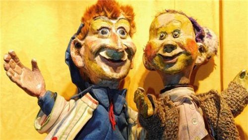 Dr. Döblingers geschmackvolles Kasperltheater ist im November in der Stadtbibliothek zu Gast.Foto Scharrer