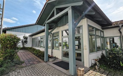 Drei Kindereinrichtungen, Altenheime, Tagespflege und betreutes Wohnen gehören zum „Katharinenheim Endorf“. Ein Jahr nach der Insolvenz des Vereins soll bis zum Jahresende eine Entscheidung über die Zukunft der Einrichtungen fallen. Foto Ammelburger