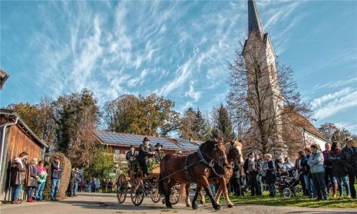 Dreimal ging es an der Kirche vorbei, wo Pfarrer Richard Basta und Diakon Josef Hilger Pferd und Reiter segneten. Fotos stache