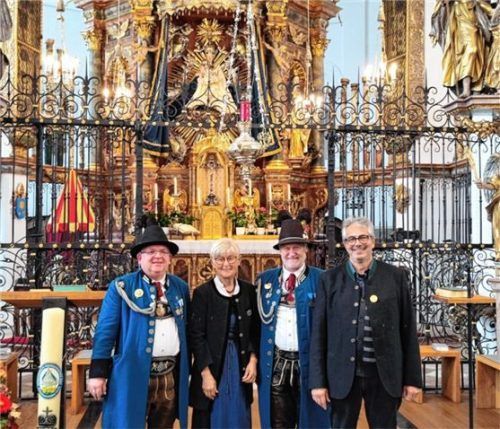 Ehrung für besondere Verdienste: (von links) Oberleutnant Uwe Hecht zeichnete Mesnerin Erika Zimmert und Pfarrer Amit Sinha Roy (rechts) gemeinsam mit Hauptmann Hermann Bogner (Zweiter von rechts) aus.Foto hecht