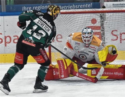 Eigentlich seine Paradedisziplin: C.J. Stretch scheiterte im Spiel per Penalty an Daniel Fießinger.Fotos Hans-Jürgen Ziegler
