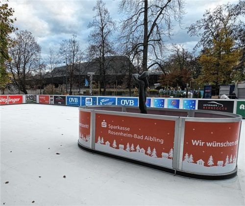 Ein Blick auf die Kunststoff-Eisbahn im Salingarten. Auf der 352 Quadratmeter großen Fläche ist heuer ein Innenkreis aufgebaut, um eine bestehende Skulptur zu umfahren. Foto Wildauer
