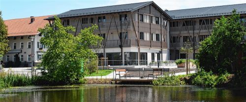 Ein echtes Stück Heimat entstand mit dem Projekt Ü60 Wohnen „Dahoam in Prutting“. Die barrierefreien Wohnungen in den Obergeschossen sind bereits bezogen. Eine wunderschöne Drei-Zimmer-Wohnung im zweiten Obergeschoss ist noch frei.