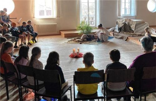 Ein Engel tritt zu Elia und stellt ihm Brot und Wasser hin. Er spricht: „Elia steh auf und iss! Denn du hast einen weiten Weg vor dir!“ Foto re