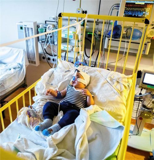 Ein Kleinkind liegt mit einem Atemwegsinfekt auf der Intensivstation einer Klinik und wird beatmet. Neugeborene und Säuglinge trifft eine Infektion mit dem RS-Virus besonders heftig. Foto dpa