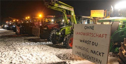 Ein langer Konvoi startete am 12. Januar von Bad Aibling zur Protestaktion des Vereins „Hand in Hand für unser Land“ in München. Nun geht es nach Berlin. Foto Hadersbeck