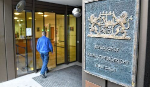 Ein Mann betritt das Gebäude des Bayerischen Verwaltungsgerichts in München. Dort muss demnächst über einen Eilantrag aus Feldkirchen-Westerham entschieden werden. Foto dpa