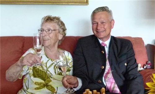 Ein Prosit auf die Jubilarin: Rotraud Liebl mit Bürgermeister Richard Richter. Foto ahrens