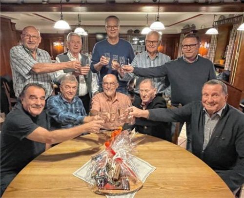 Ein Prosit auf die neuen Ehrenmitglieder und Träger der goldenen Ehrennadel: (sitzend von links) Rudolf Stempfle, Gerhard Münch, Hans Huber, Dietmar Schuhmacher und Hans Christoph, (stehend von links) Dritter SVB-Vorsitzender Bruno Stach, Arno Müller, SVB-Vorsitzender Bernhard Gleissner, Franz Waldhör und Zweiter SVB-Vorsitzender Hannes Dörnberger.Foto  Neuwirth