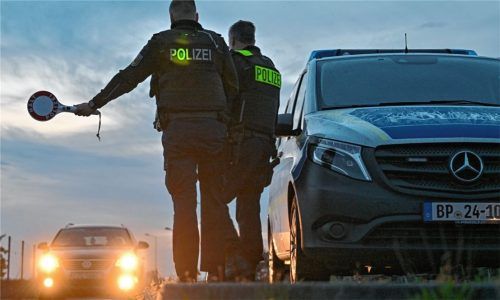 Ein Schleuser ging der Polizei im April in Aschau ins Netz. Er hatte fünf Flüchtlinge im Auto (Symbolbild). Foto dpa