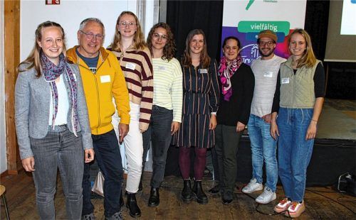 Ein starker Vorstand steht für weitere zwei Jahre dem Stadtjugendring Rosenheim vor: (von links) Veronika Obermaier, Wolfgang Franz, Vanessa von Campe, Jacqueline Auer, Sonja Gintenreiter (Vorsitzende), Sabine Bodner (stellvertretende Vorsitzende), Andi Weiß und Johanna Otto. Beruflich bedingt abwesend war Veronika Leidel.Foto Strim