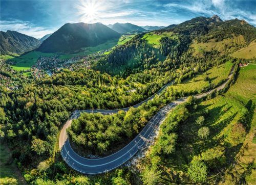 Die Queralpenstraße am Sudelfeld wird für Biker halbseitig gesperrt – das sorgt für Diskussionen.Foto Imago