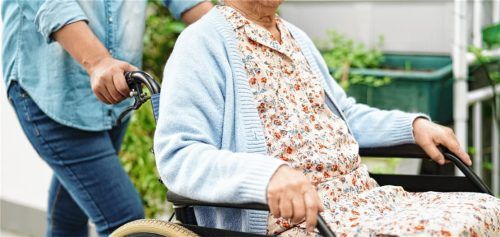 Eine 84-jährige Frau ist am Sonntag gestürzt und befand sich stundenlang in einer Notsituation (Symbolbild). Foto Imago