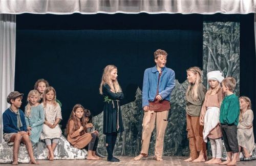 Eine berührende Inszenierung von „Aschenputtel“ zeigte das Kindertheater des Trachtenvereins Hochries-Samerberg im Saal des Gasthofs Maurer in Grainbach.Foto Hötzelsperger
