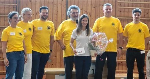 Eine große Verabschiedungsrunde: (von links): Michaela Kirner (Trainerin für Kinder bis acht Jahre), Marie Binder (Trainerin Kinder bis 15 Jahre), Marc Binder (Abteilungsleiter), Radu-Mihai Focsaneanu (Kassierer), Anamaria Budui, Teo Pop Trainer, sowie Robert Zehetmayr ( Zweiter Abteilungsleiter). Foto stache