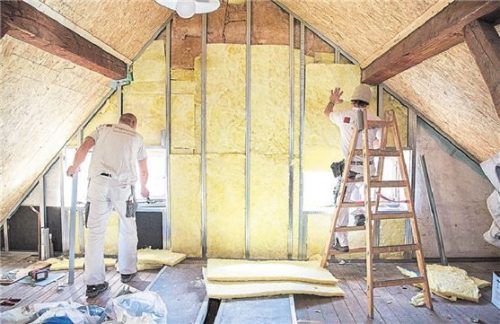 Eine neue Dämmung kann in älteren Immobilien den Wärmeverlust reduzieren. Foto: Kai Remmers/dpa
