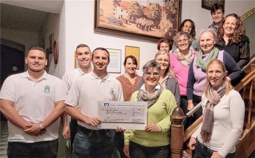 Eine Spende über 900 Euro konnte der OGV Hohenthann-Schönau an Vertreter der First Responder Ostermünchen überreichen.Foto re