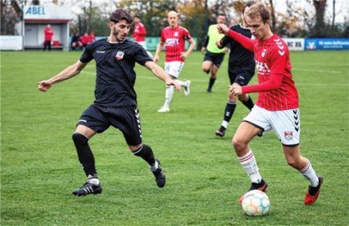 Engelsbergs Torschütze Sven Illguth (rechts) ist vor Waldkraiburgs Sandro Diakourakis am Ball.Foto Christian Mühlhofer