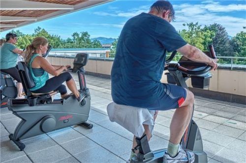 Ergometer-Training mit traumhaftem Bergblick.